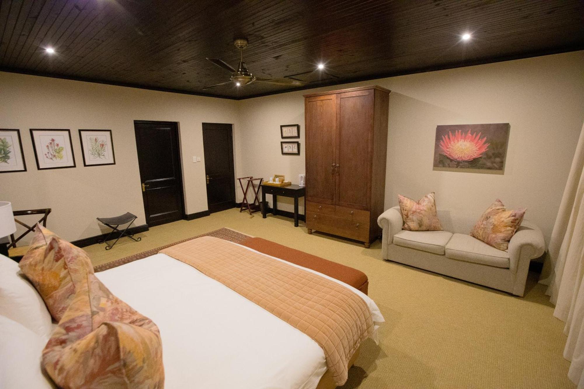Swartberg Private Game Lodge 奥茨胡恩 外观 照片